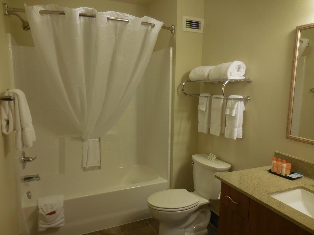 Ledgestone Hotel 버날 객실 사진